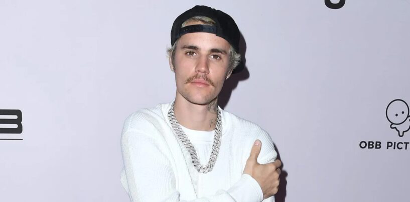 Justin Bieber arrive en studio dans un selfie sexy torse nu et les fans applaudissent