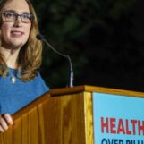 Sarah McBride dit que le Parti républicain devrait protéger la couverture santé des Américains et non criminaliser les soins médicaux des enfants trans