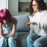 Ce que les personnes queer devraient savoir sur la réaction actuelle liée au « pas de contact » avec leur famille