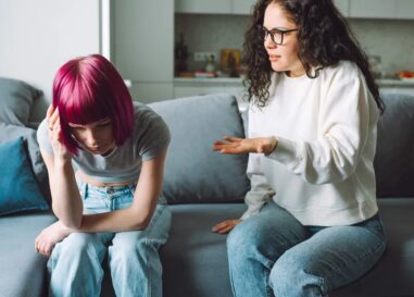 Ce que les personnes queer devraient savoir sur la réaction actuelle liée au « pas de contact » avec leur famille