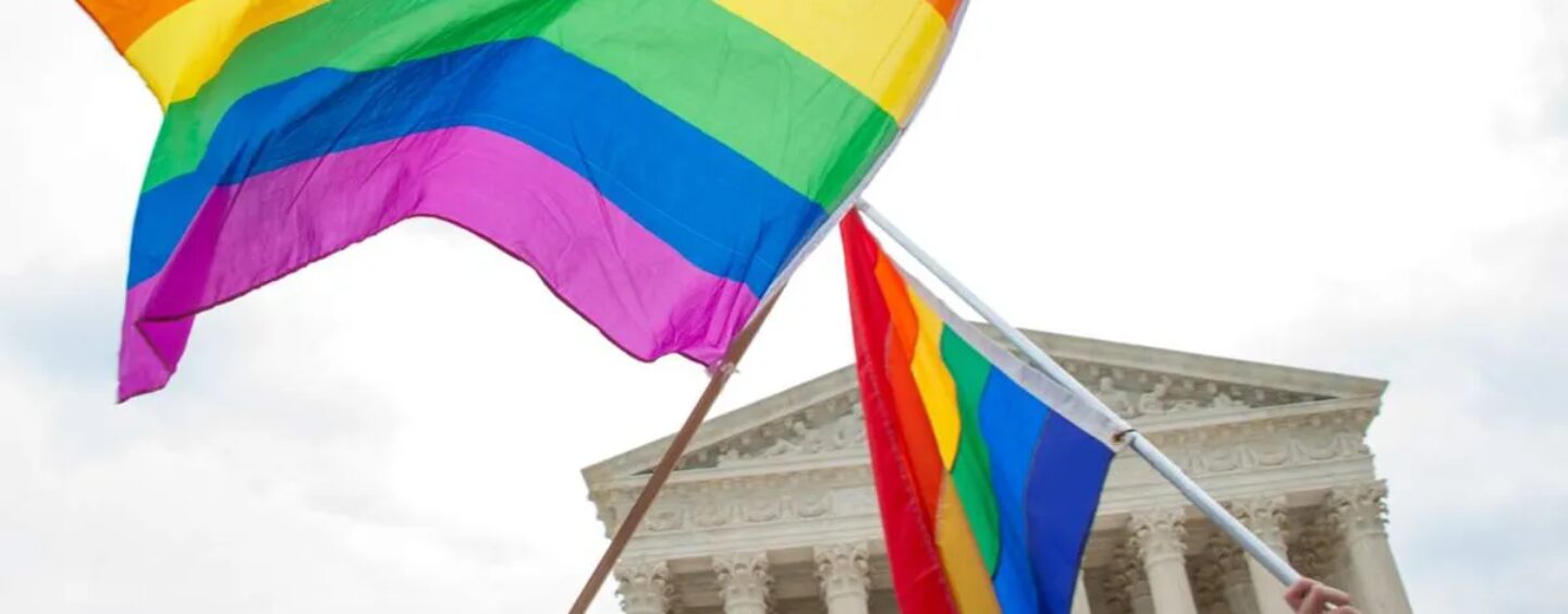 Un juge du Texas qui a refusé de célébrer des mariages homosexuels poursuit en justice pour annuler l'égalité du mariage