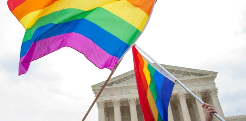 Un juge du Texas qui a refusé de célébrer des mariages homosexuels poursuit en justice pour annuler l'égalité du mariage