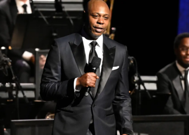 Dave Chappelle défend le tournage en Arabie Saoudite : les blagues sur les trans « se sont très bien passées »