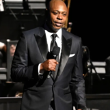 Dave Chappelle défend le tournage en Arabie Saoudite : les blagues sur les trans « se sont très bien passées »