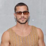 La star d'élite Arón Piper se déshabille dans un nouveau selfie sexy torse nu