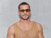 La star d'élite Arón Piper se déshabille dans un nouveau selfie sexy torse nu