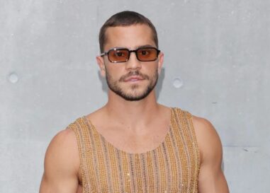 La star d'élite Arón Piper se déshabille dans un nouveau selfie sexy torse nu