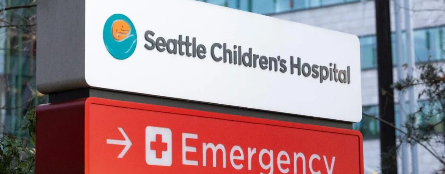 Le HHS de RFK Jr. enquête sur l'hôpital pour enfants de Seattle concernant les soins d'affirmation de genre destinés aux jeunes