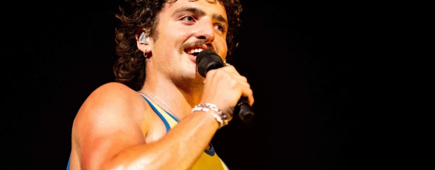 La vidéo de gym torse nu de Benson Boone fait transpirer les gays