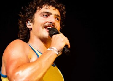 La vidéo de gym torse nu de Benson Boone fait transpirer les gays