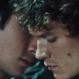 Connor Storrie et Hudson Williams jouent des fées gays en chaleur dans une nouvelle érotisme et Internet est sauvage