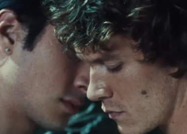 Connor Storrie et Hudson Williams jouent des fées gays en chaleur dans une nouvelle érotisme et Internet est sauvage