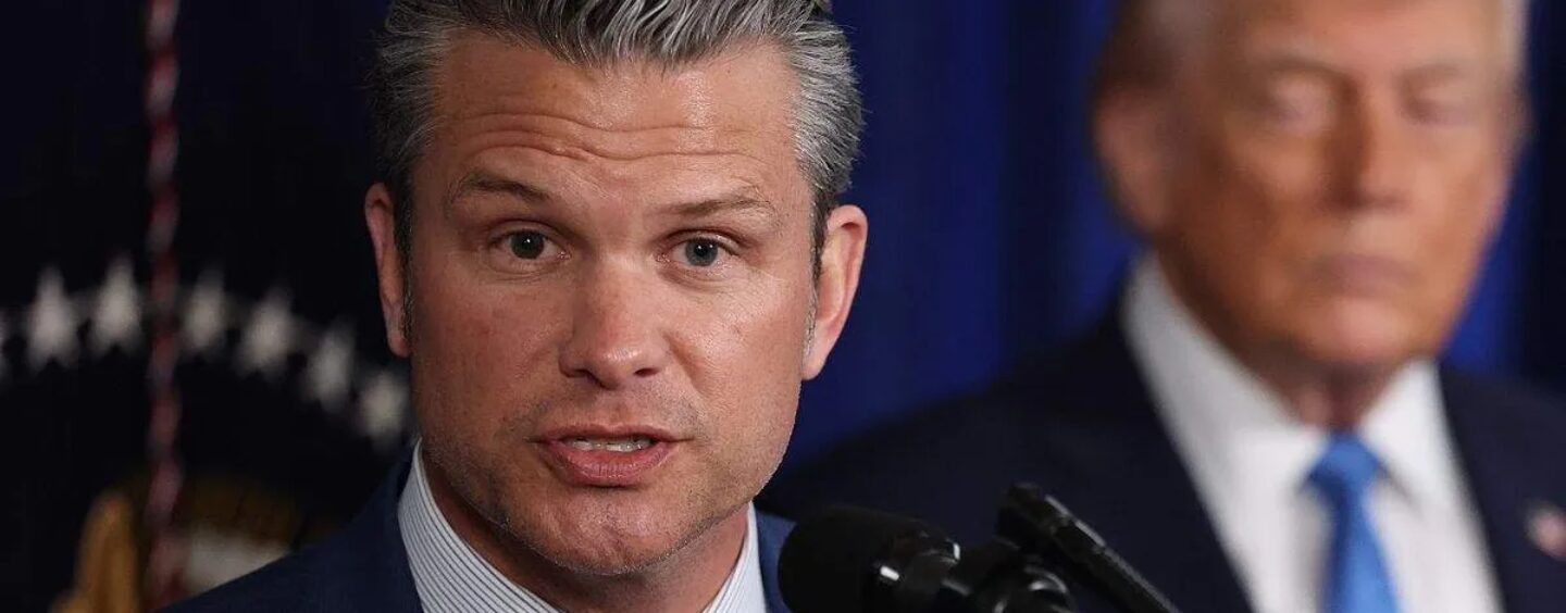 Mark Kelly défiant le fait qu'il soit le « secrétaire à la Défense le plus incompétent » Pete Hegseth cible l'indemnité de retraite du sénateur