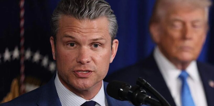 Mark Kelly défiant le fait qu'il soit le « secrétaire à la Défense le plus incompétent » Pete Hegseth cible l'indemnité de retraite du sénateur