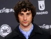 Agustín Della Corte se déshabille et porte un Speedo jaune moulant lors d'une nouvelle séance photo épicée