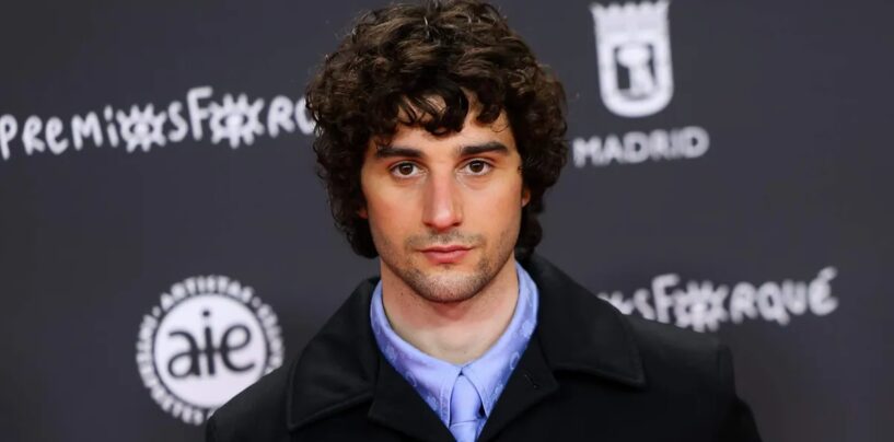 Agustín Della Corte se déshabille et porte un Speedo jaune moulant lors d'une nouvelle séance photo épicée