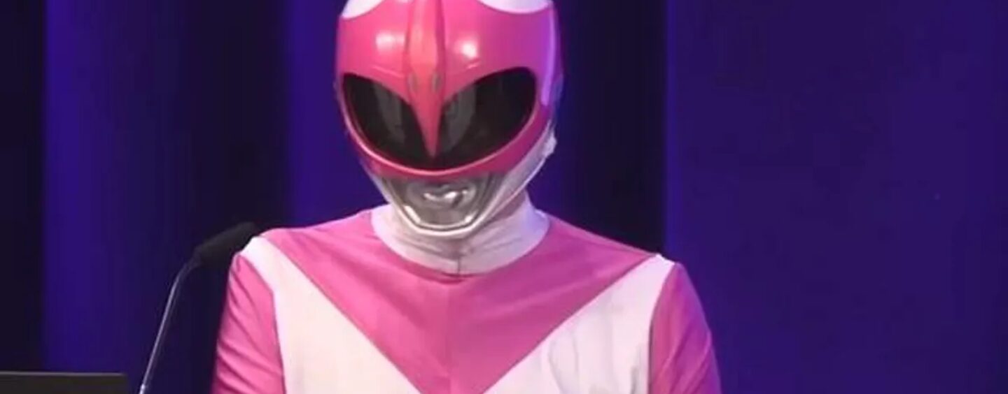 Un hacktiviste supprime « Tinder for Nazis » en direct sur scène alors qu'il est habillé en Power Ranger