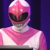 Un hacktiviste supprime « Tinder for Nazis » en direct sur scène alors qu'il est habillé en Power Ranger