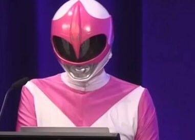 Un hacktiviste supprime « Tinder for Nazis » en direct sur scène alors qu'il est habillé en Power Ranger