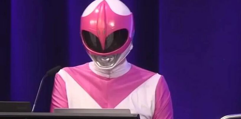 Un hacktiviste supprime « Tinder for Nazis » en direct sur scène alors qu'il est habillé en Power Ranger