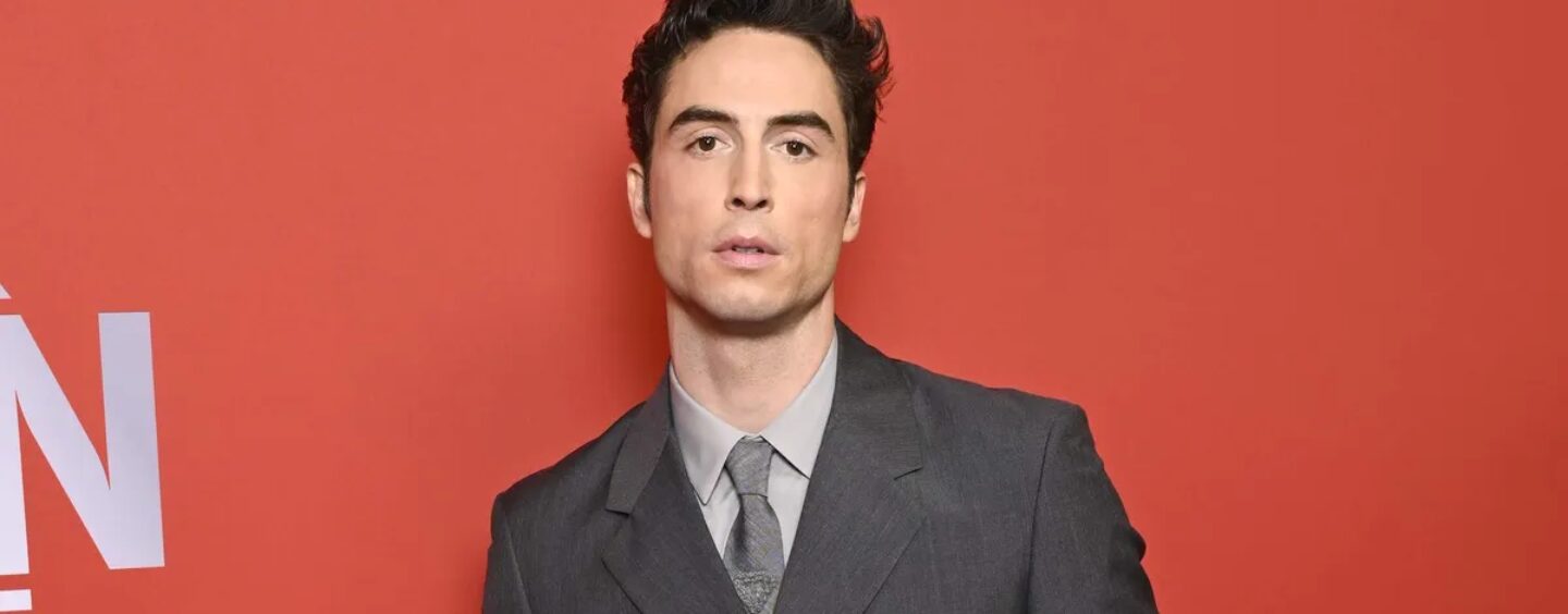 Benito Skinner montre ses abdominaux sexy sur une nouvelle photo torride torse nu