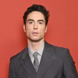 Benito Skinner montre ses abdominaux sexy sur une nouvelle photo torride torse nu