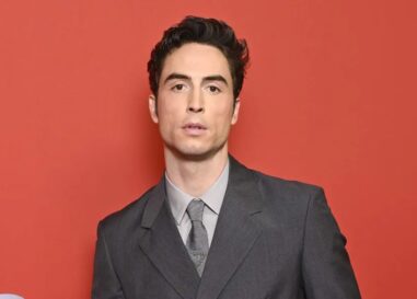 Benito Skinner montre ses abdominaux sexy sur une nouvelle photo torride torse nu