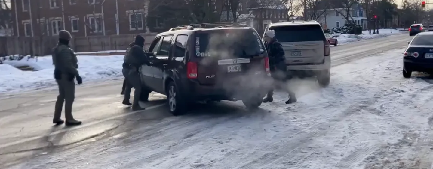 Une femme désemparée dit que ICE a tué sa femme dans une vidéo après la fusillade mortelle de Minneapolis