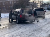 Une femme désemparée dit que ICE a tué sa femme dans une vidéo après la fusillade mortelle de Minneapolis