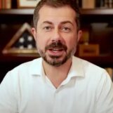 Pete Buttigieg fustige le « taureau idéologique » derrière la prise de contrôle du Venezuela par Trump