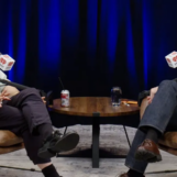 Matt Rogers a dit aux auditeurs de Las Culturistas de ne pas soutenir Jasmine Crockett