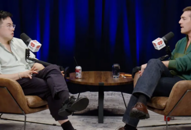 Matt Rogers a dit aux auditeurs de Las Culturistas de ne pas soutenir Jasmine Crockett