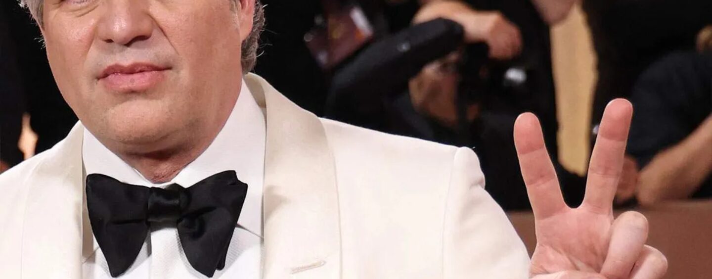 Golden Globes : les stars portent des épinglettes « Be Good » pour Renee Good