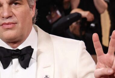 Golden Globes : les stars portent des épinglettes « Be Good » pour Renee Good