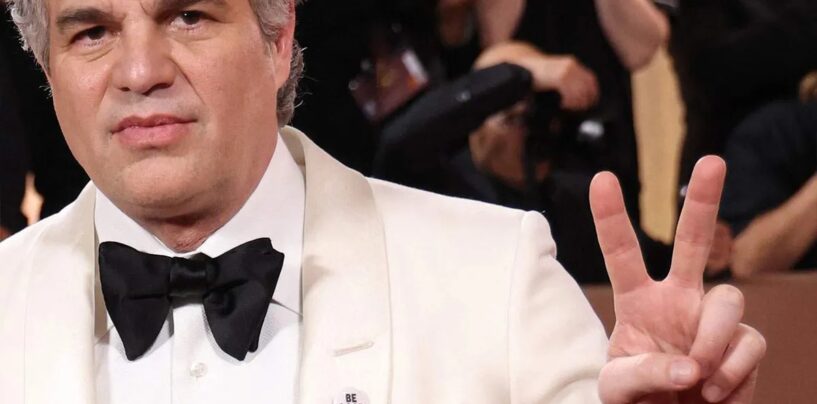 Golden Globes : les stars portent des épinglettes « Be Good » pour Renee Good