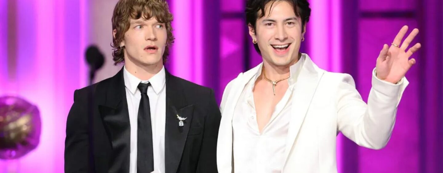 Hudson Williams et Connor Storrie de Heated Rivalry nous ont fait bâillonner à 22 reprises aux Globes