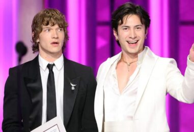 Hudson Williams et Connor Storrie de Heated Rivalry nous ont fait bâillonner à 22 reprises aux Globes