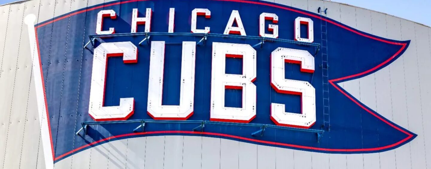 Une employée transgenre des Chicago Cubs accuse ses collègues de l'avoir agressée dans le cadre d'un procès