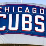 Une employée transgenre des Chicago Cubs accuse ses collègues de l'avoir agressée dans le cadre d'un procès