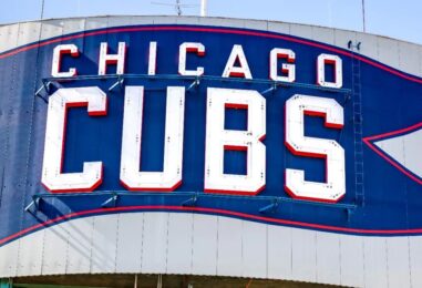 Une employée transgenre des Chicago Cubs accuse ses collègues de l'avoir agressée dans le cadre d'un procès