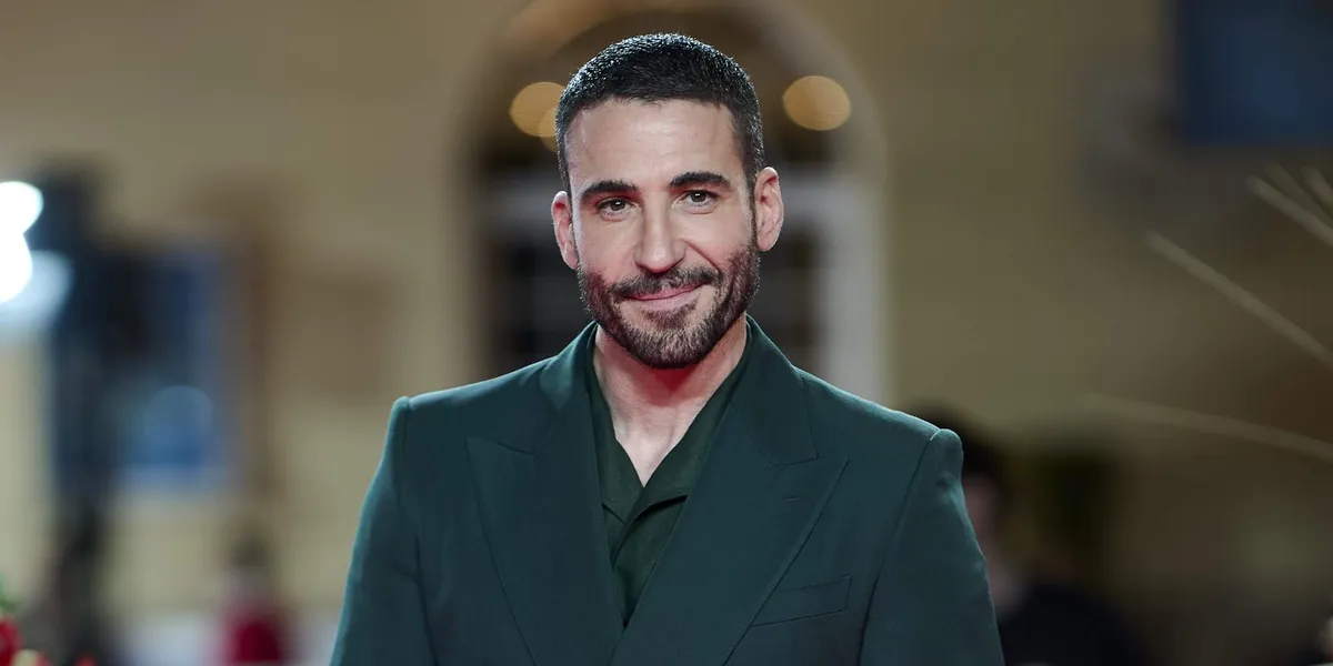 Miguel Ángel Silvestre montre son gâteau dans une nouvelle séance photo ...