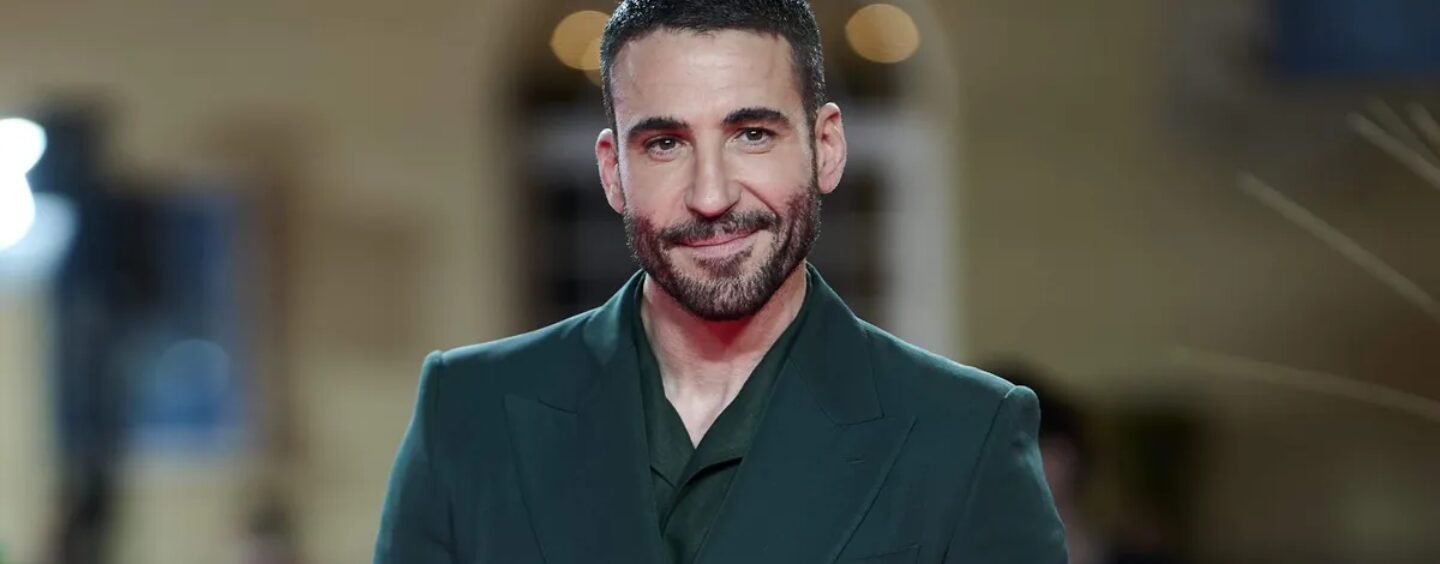 ​Miguel Ángel Silvestre montre son gâteau dans une nouvelle séance photo torride