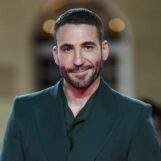 ​Miguel Ángel Silvestre montre son gâteau dans une nouvelle séance photo torride