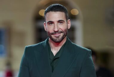 ​Miguel Ángel Silvestre montre son gâteau dans une nouvelle séance photo torride