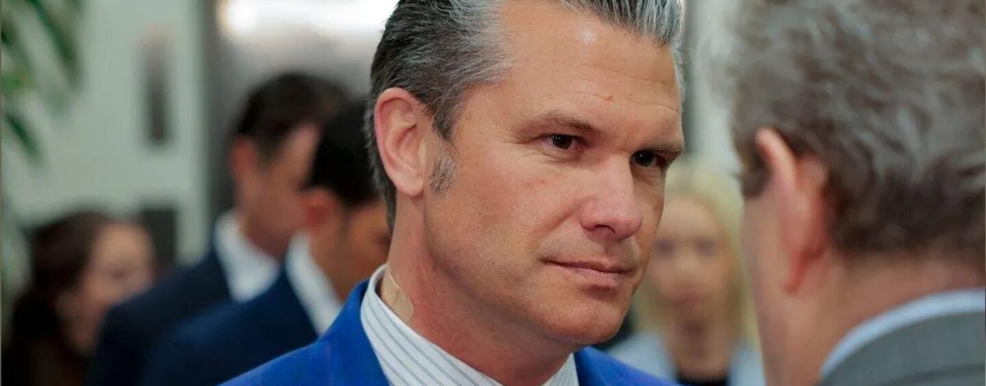 Le sénateur Mark Kelly poursuit le Pentagone de Pete Hegseth après que l'administration Trump a décidé de le punir pour son discours