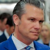 Le sénateur Mark Kelly poursuit le Pentagone de Pete Hegseth après que l'administration Trump a décidé de le punir pour son discours