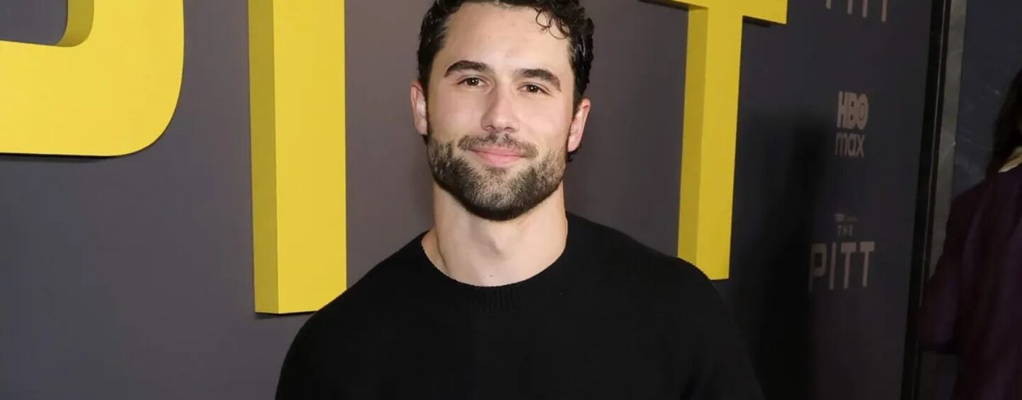 Robbie GK se déshabille et se laisse tremper dans un clip viral sexy