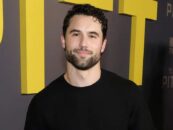 Robbie GK se déshabille et se laisse tremper dans un clip viral sexy