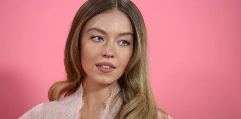 MAGA est en train de « travestir » Sydney Sweeney parce que personne n'est à l'abri de l'absurdité