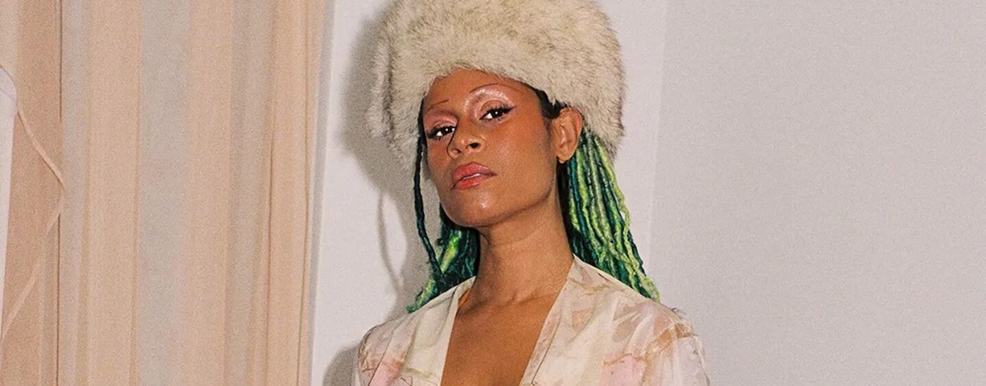 Rencontrez Aluna – la magnifique DJ qui veut que ses fans se comportent mal